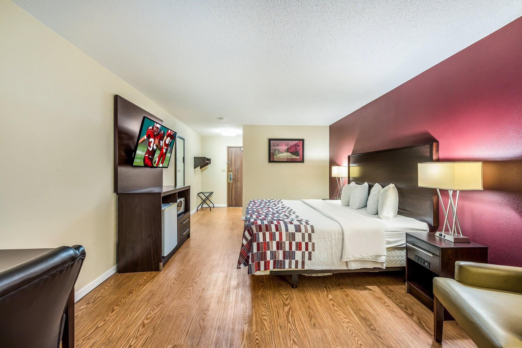Red Roof Inn & Suites Wapakoneta Exterior photo
