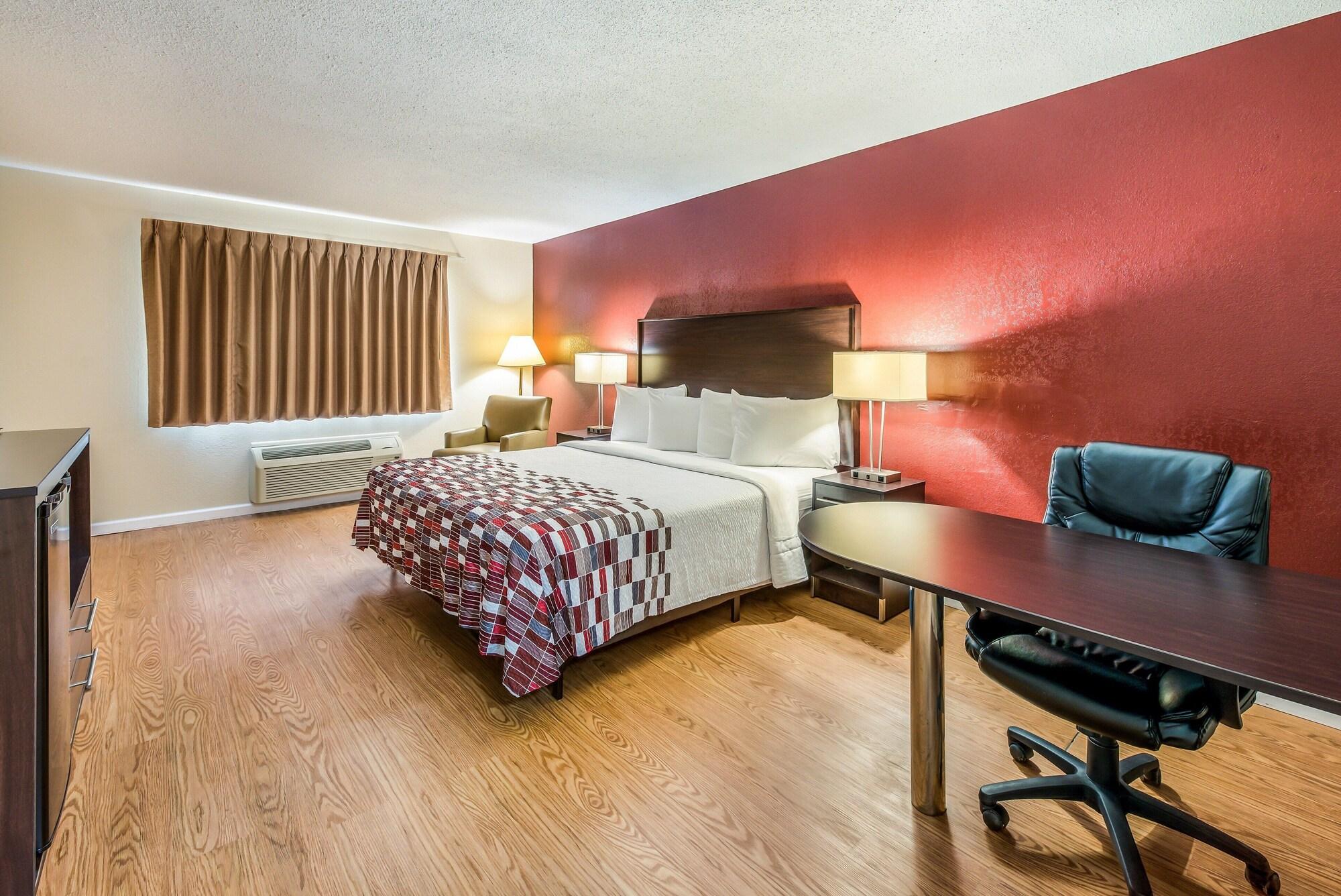 Red Roof Inn & Suites Wapakoneta Exterior photo